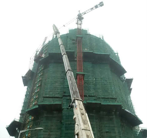 贵定吊车在工地上作业